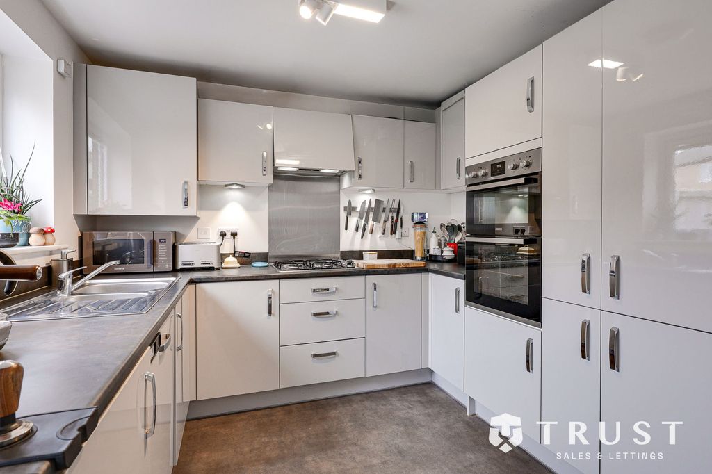 Property photo 2 of 36