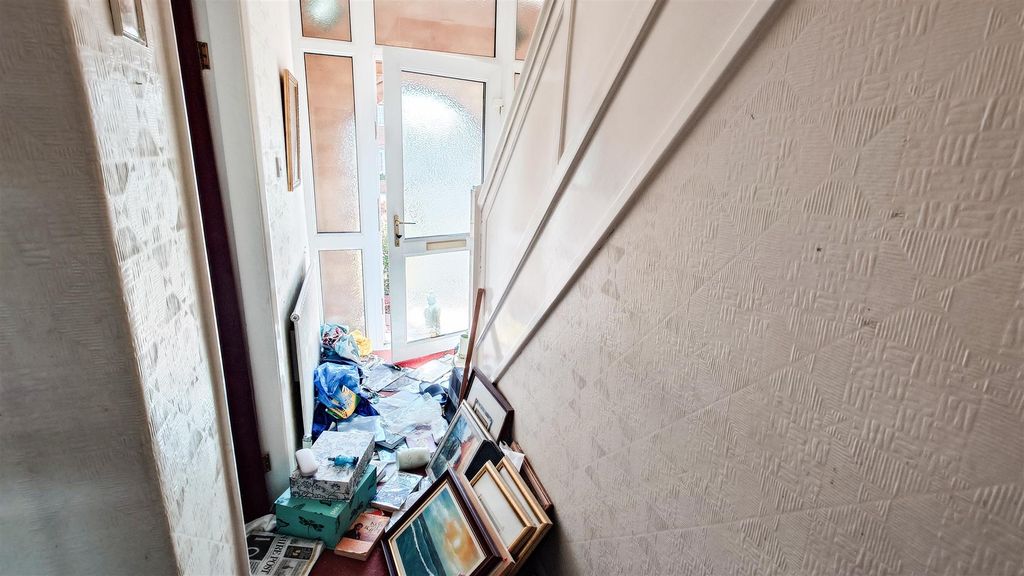 Property photo 2 of 14 Entrance Hall