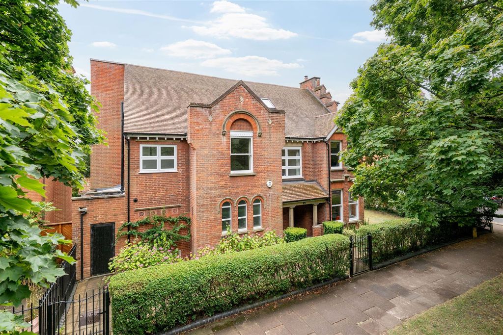 Property photo 1 of 42 250801 - 26 Park Avenue, Bedford - 03.Jpg