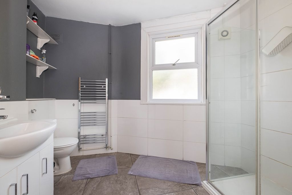 Property photo 2 of 6 2A-Barmouth-Road-...
