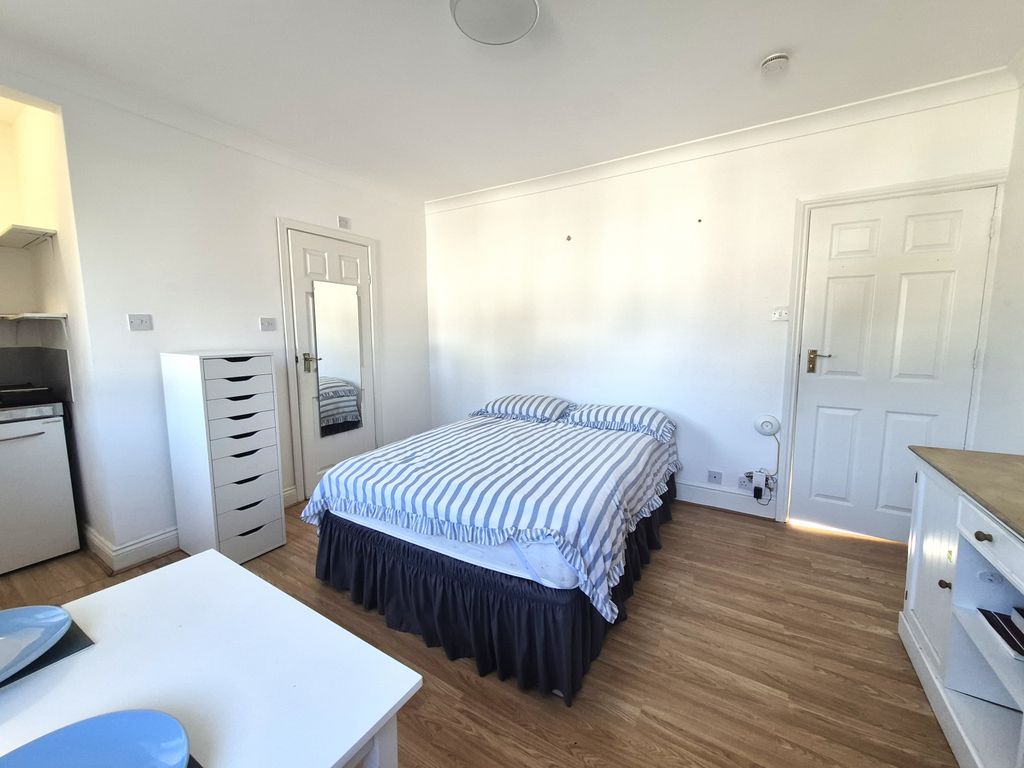 Property photo 1 of 7 Studio To Rent In Hendon Central, London Nw4