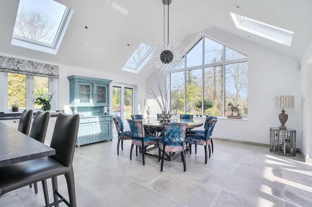 Property photo 2 of 31