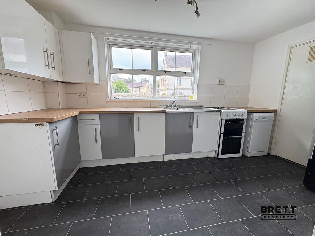 Property photo 2 of 8 Kitchen