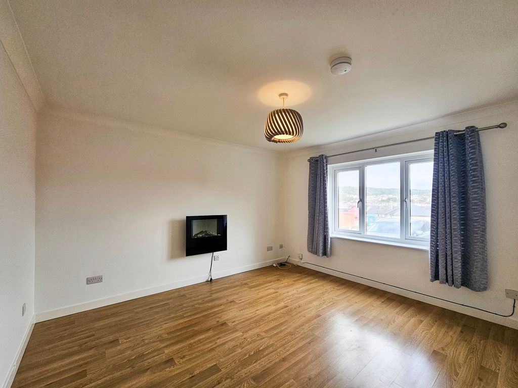 Property photo 2 of 7 4-20250916_132458