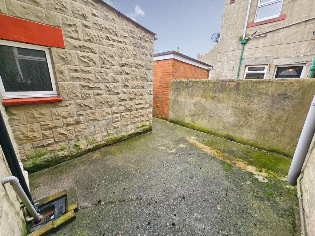 Property photo 3 of 10 Outside Space