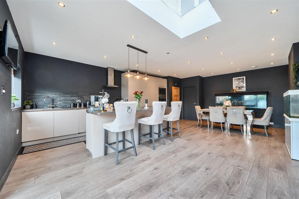 Property photo 2 of 25 1447079-1-69E1Ef42B3c88.Jpg