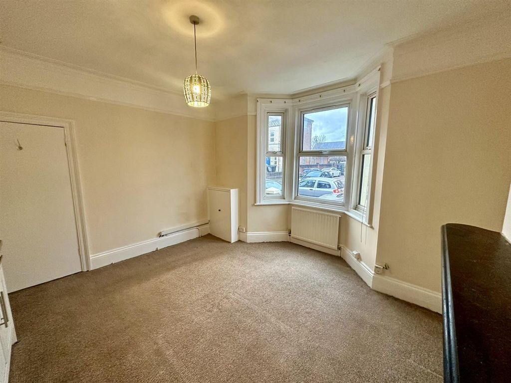 Property photo 3 of 5 Room (2/4)