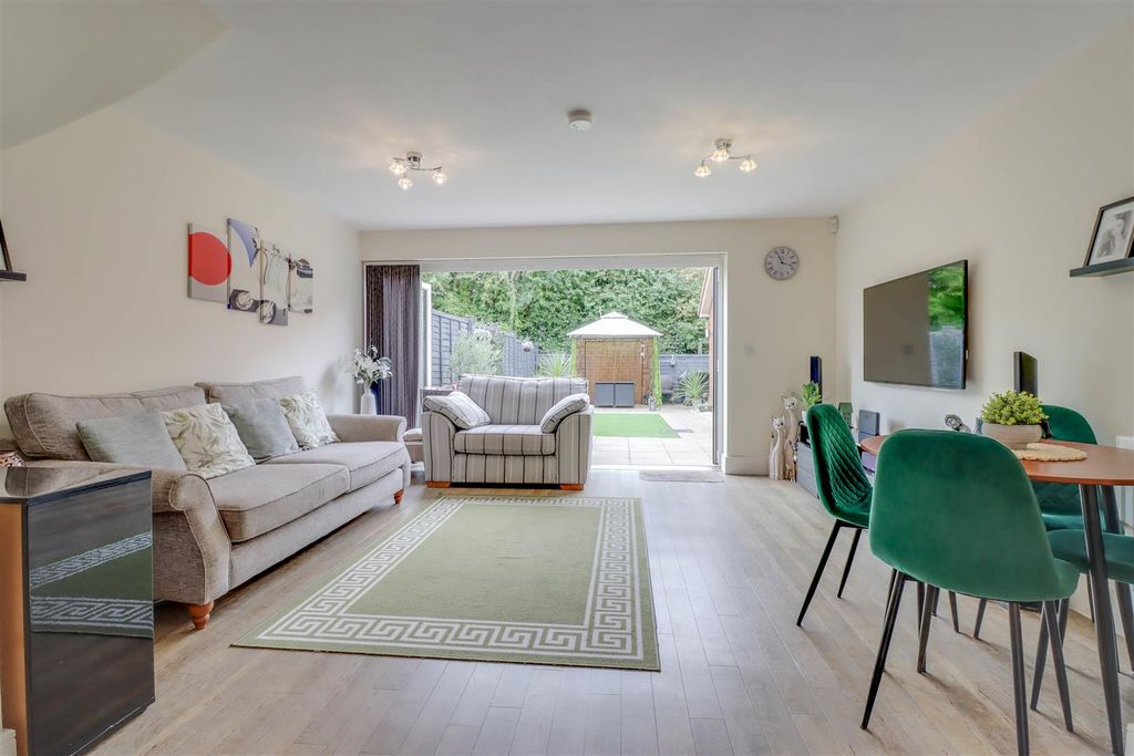 Property photo 3 of 19 14 Tamworth Lounge-4.Jpg