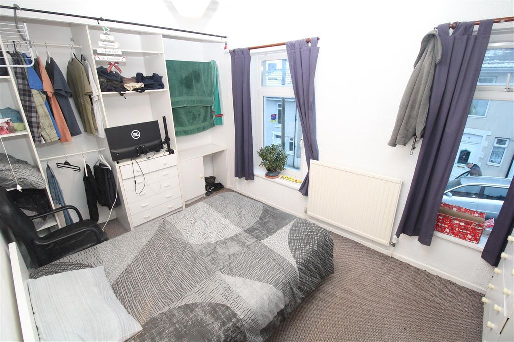 Property photo 2 of 6 Bright Room With Double Bed And Ample Storage....