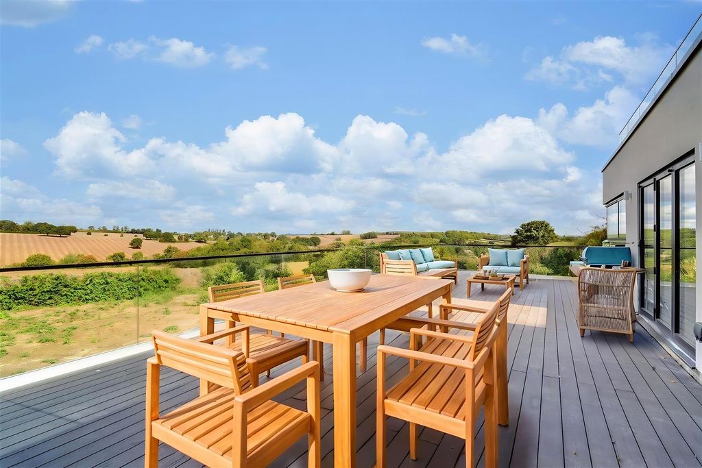 Property photo 2 of 28 Decking