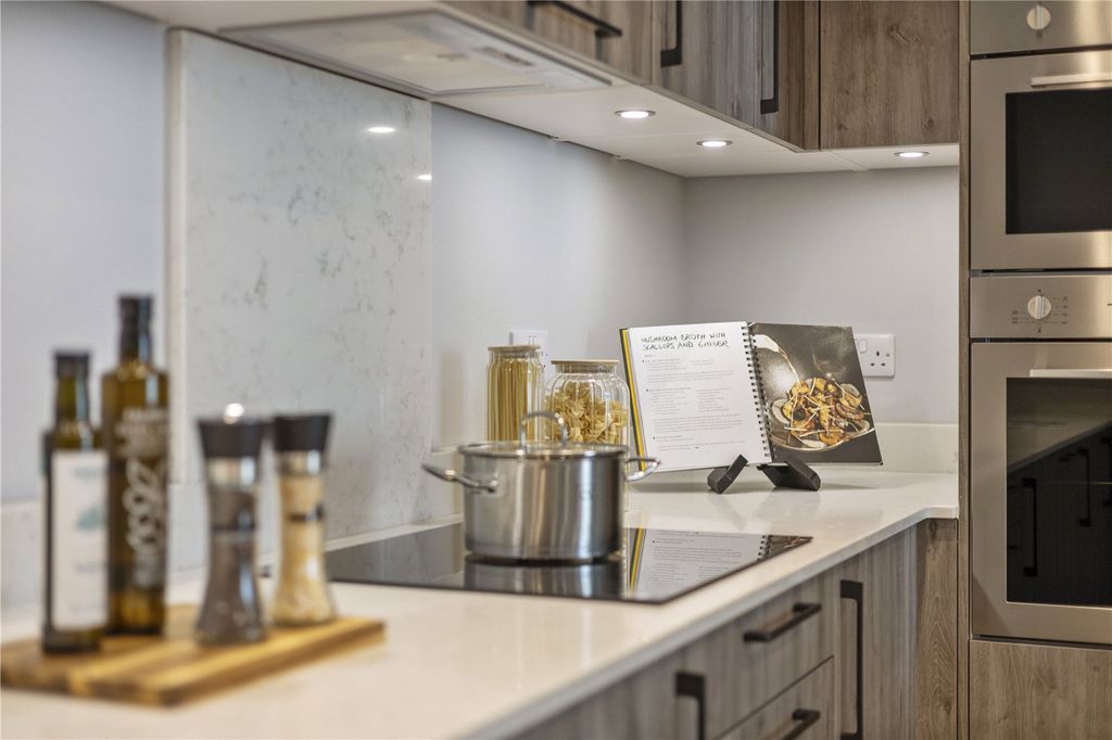 Property photo 3 of 13 5202 Show Apartment