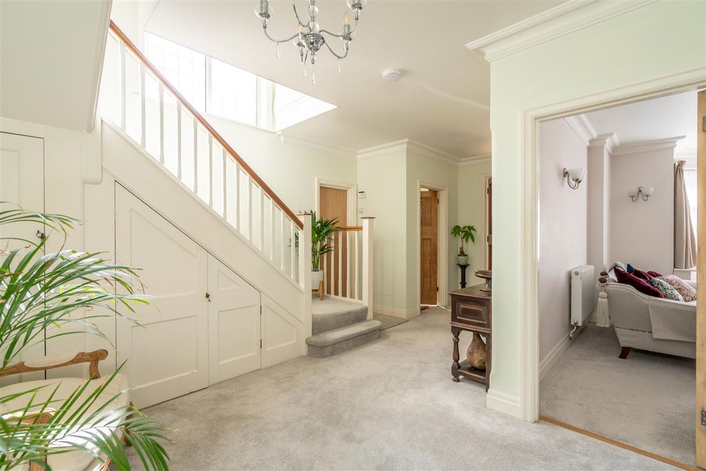 Property photo 3 of 24 Entrance Hall.Jpg