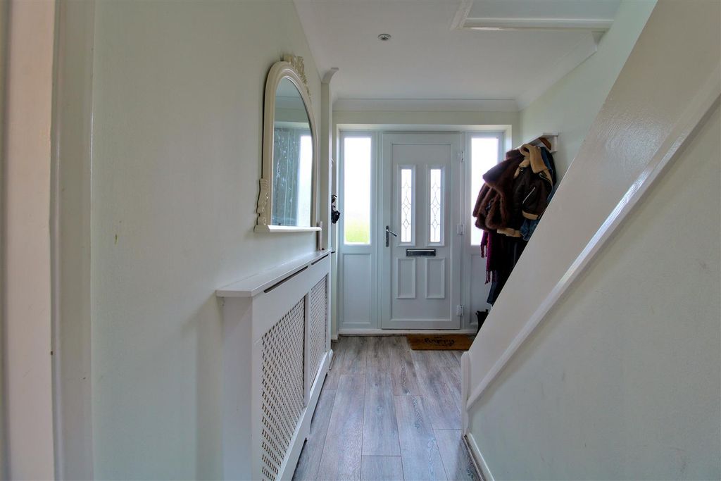 Property photo 3 of 46 Entrance Hall