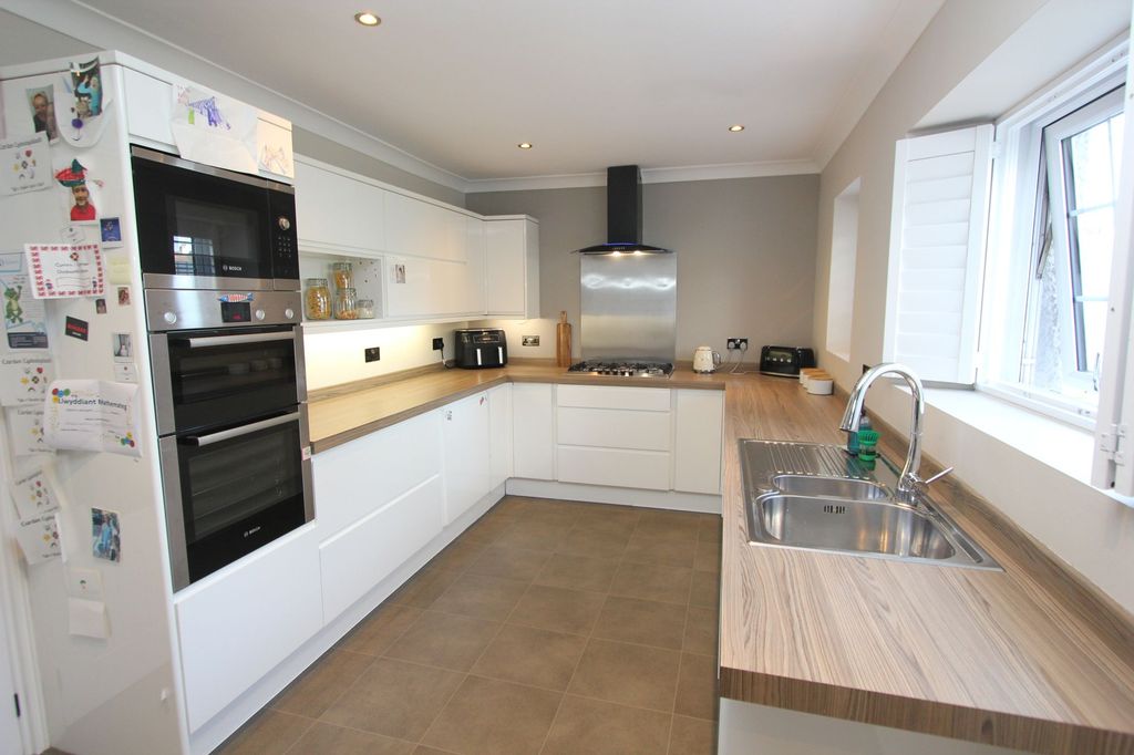 Property photo 3 of 28