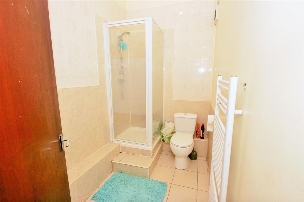 Property photo 3 of 5 A Clean, Functional Bathroom With A Shower Enclosu...