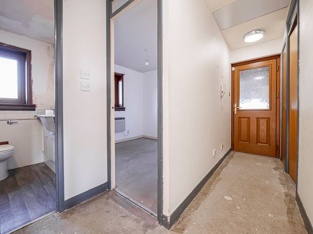 Property photo 3 of 11 Hall