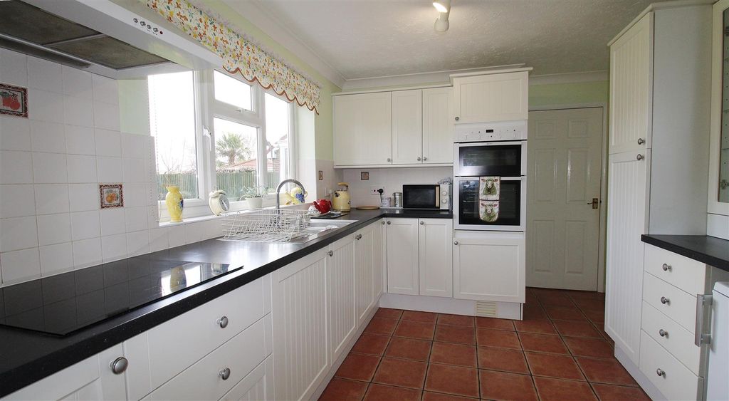 Property photo 2 of 14 Kitchen