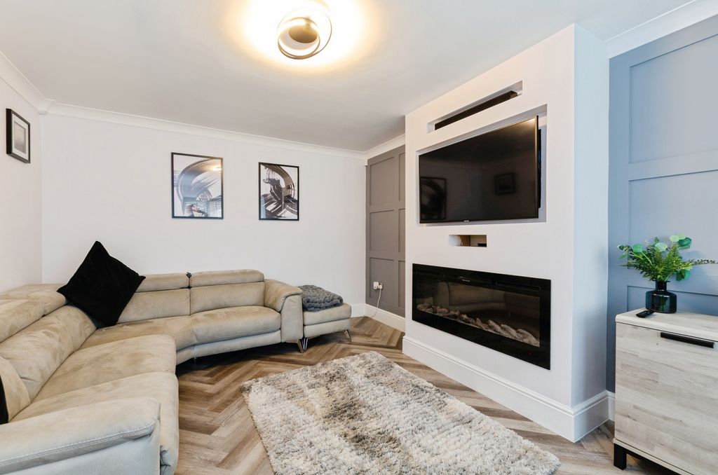 Property photo 2 of 17 Lounge