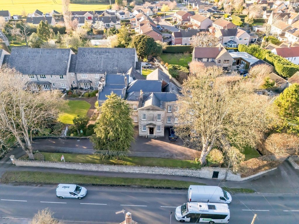 Property photo 2 of 34