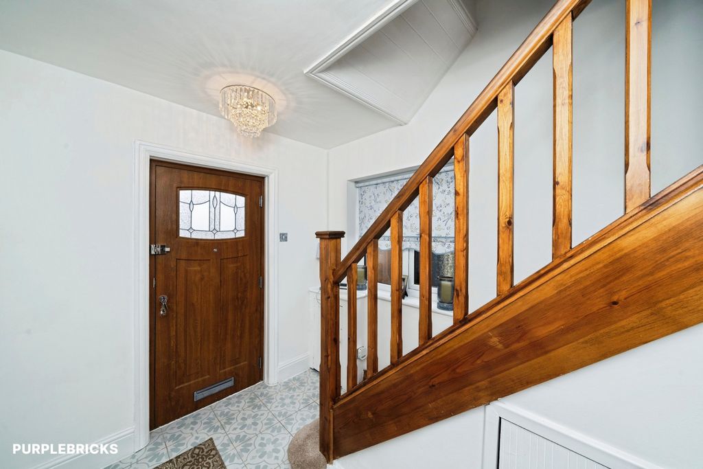 Property photo 3 of 19 Entrance Hall