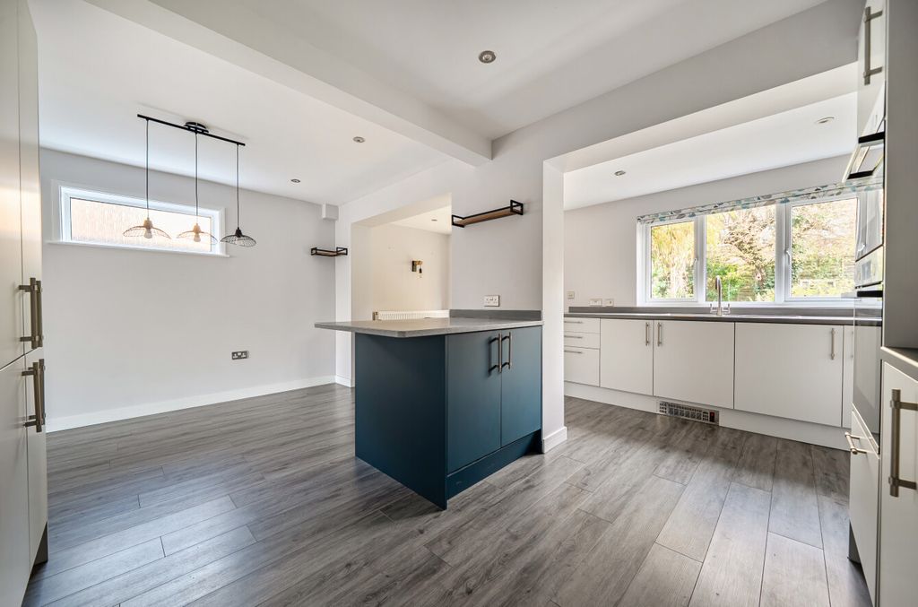 Property photo 3 of 13 1380129-25-690cc7...