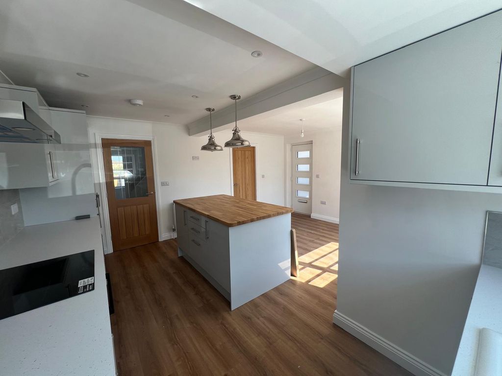 Property photo 3 of 28 Kitchen Diner (Image 2)