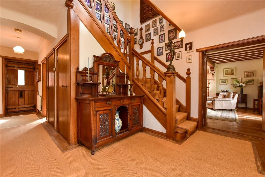 Property photo 2 of 18 Entrance Hall