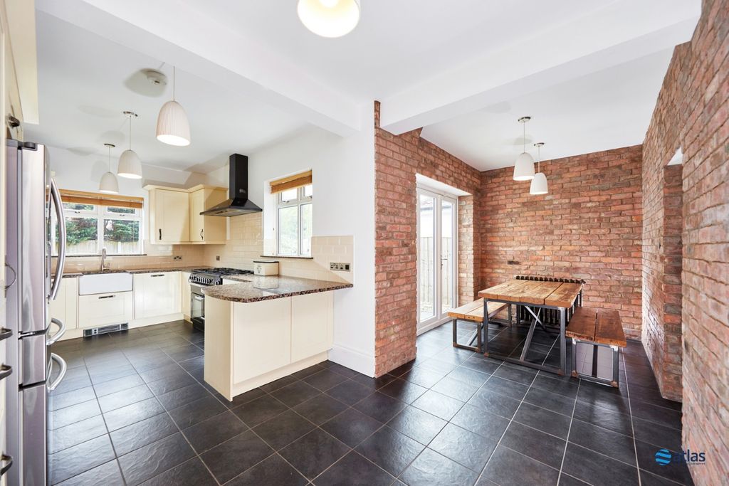Property photo 2 of 27 Kitchen / Dining Area