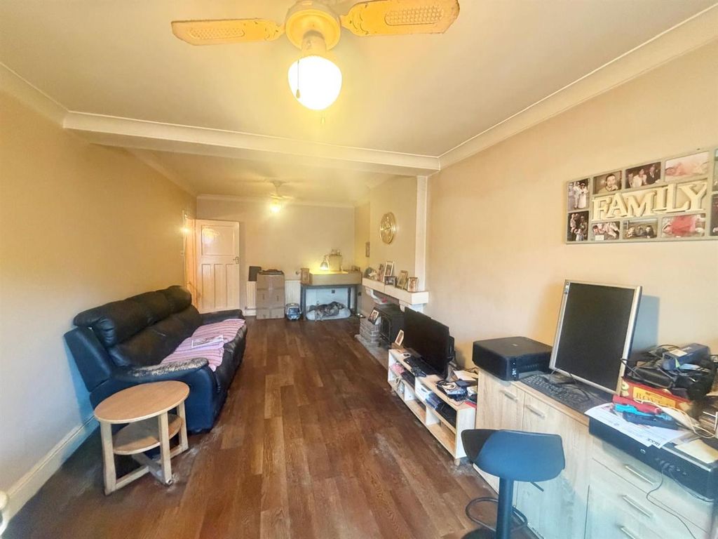 Property photo 2 of 10 05962E38-095d-427F-81Ed-cc56566F89De.Jpg