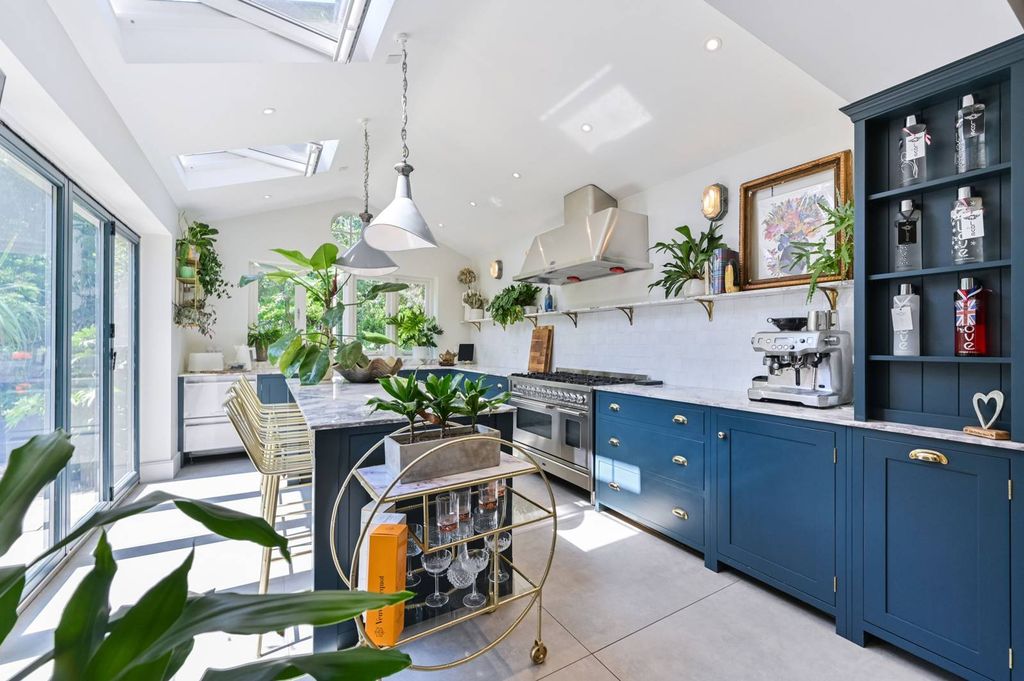 Property photo 1 of 85
