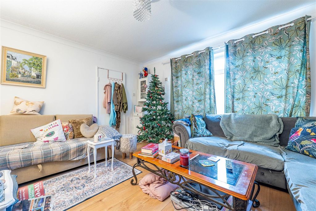 Property photo 2 of 15 Lounge