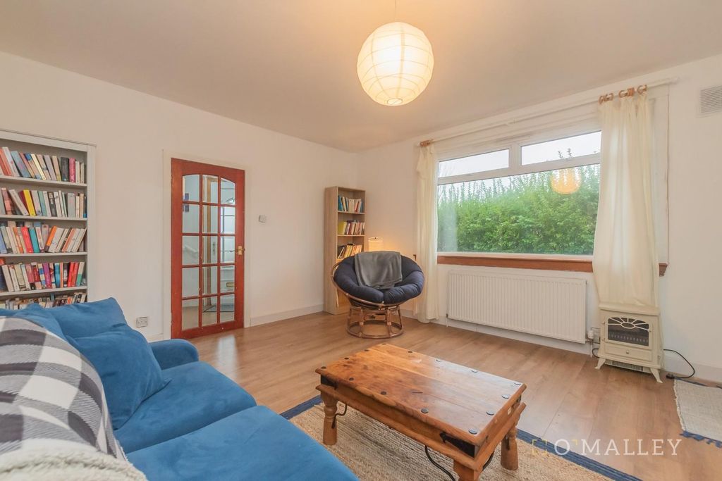 Property photo 3 of 17 Lounge