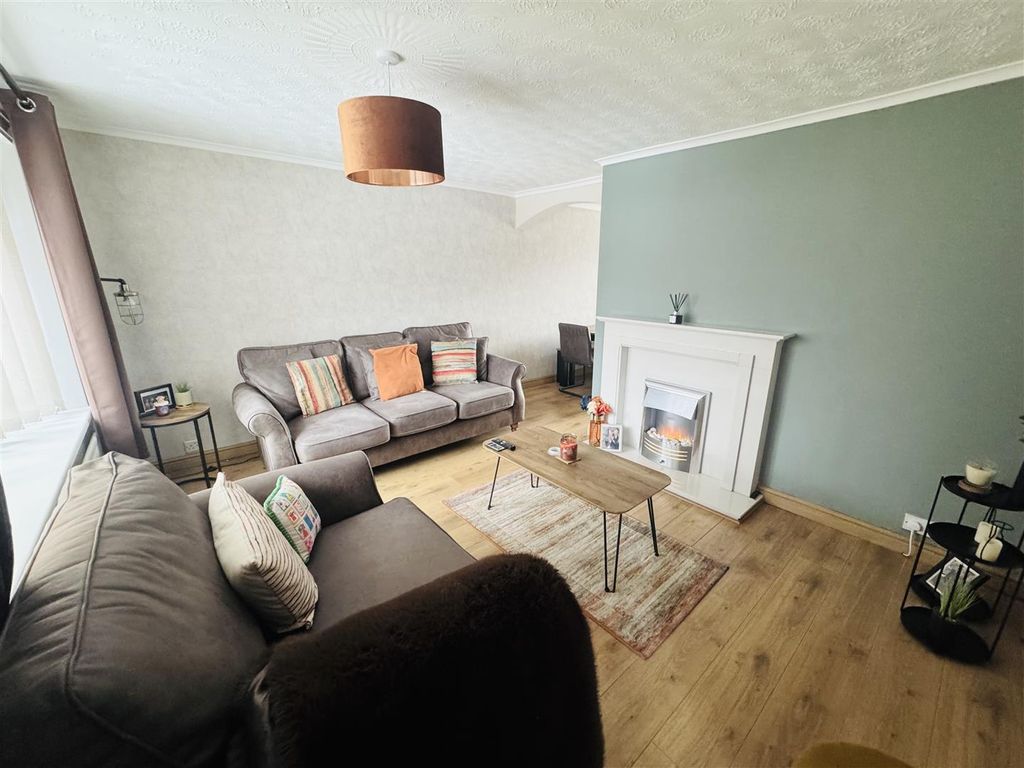 Property photo 3 of 16 Lounge