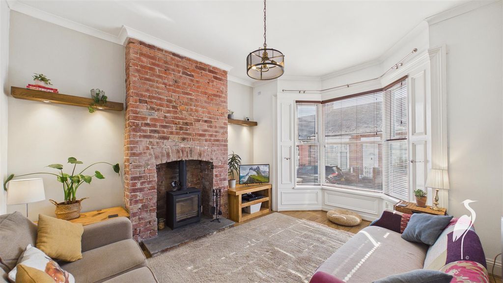 Property photo 2 of 27 Lounge