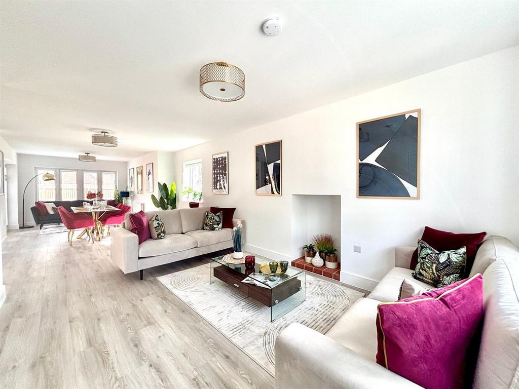 Property photo 3 of 22 Living.Jpg