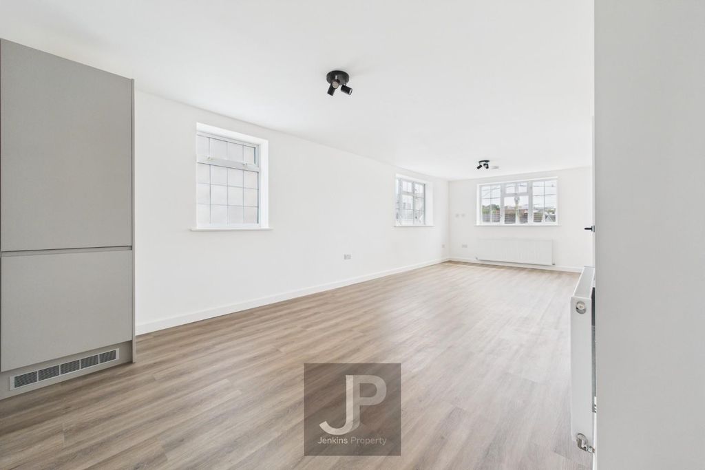 Property photo 3 of 8 Cam01632G0-Pr0203-Still044.Jpg