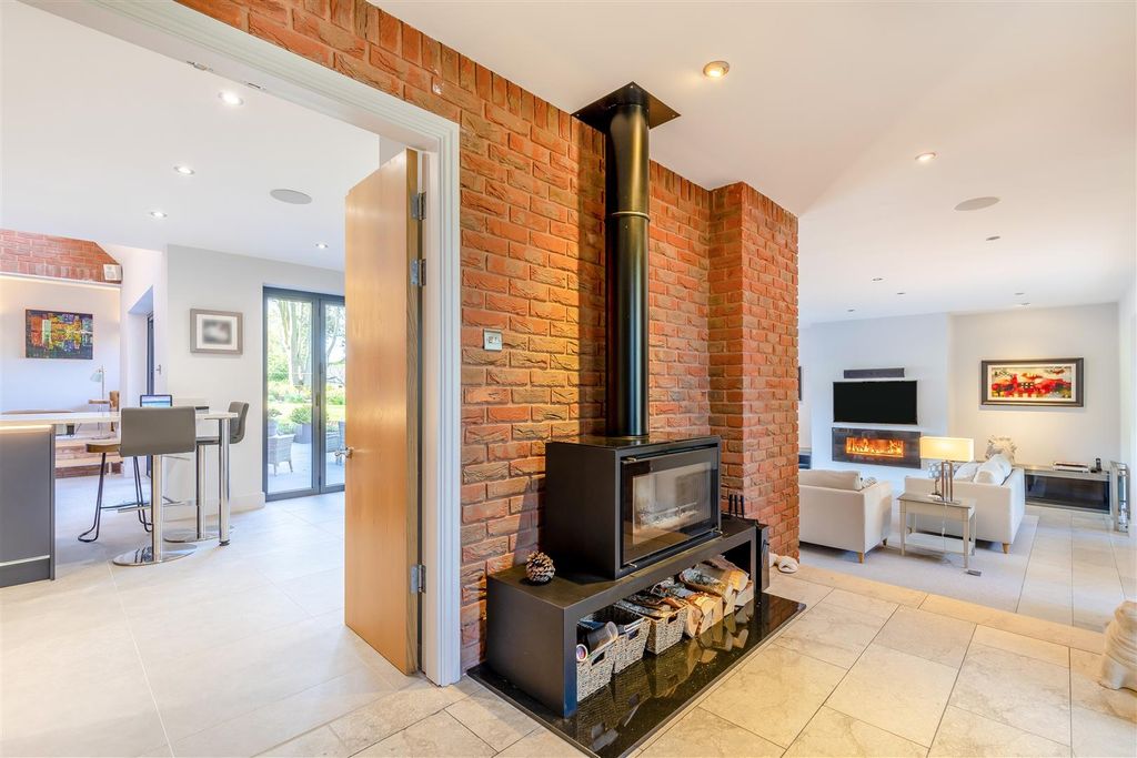Property photo 3 of 26 8642125-Interior06.Jpg