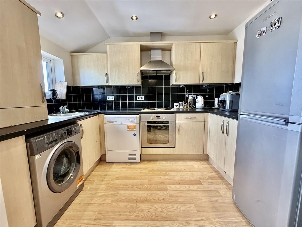 Property photo 3 of 10 Lounge/Dining/Kitchen