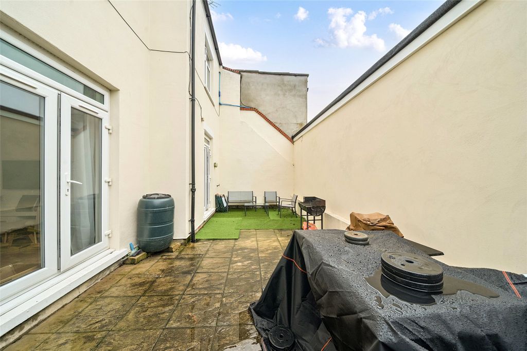 Property photo 1 of 19 Picture No. 06