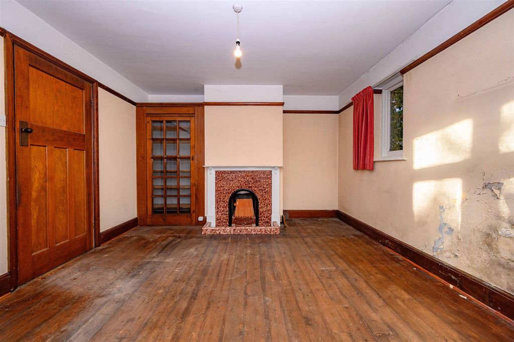 Property photo 3 of 27 Lounge