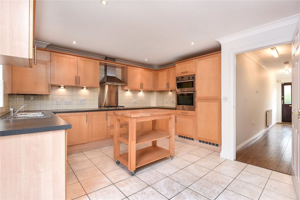 Property photo 3 of 10 Kitchen