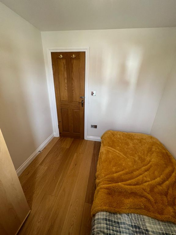 Property photo 3 of 12 Room 3- £550 Available 10/02/2026