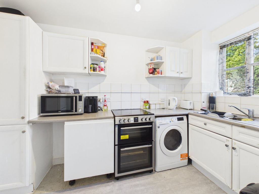 Property photo 3 of 9 Kitchen