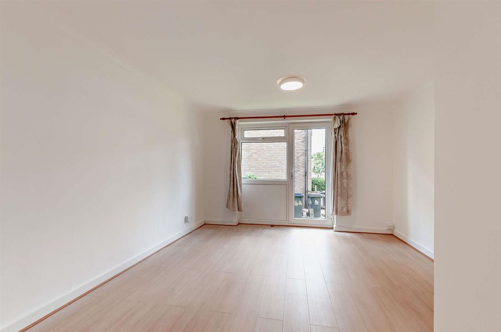 Property photo 3 of 13 8657605-Interior02-800.Jpg