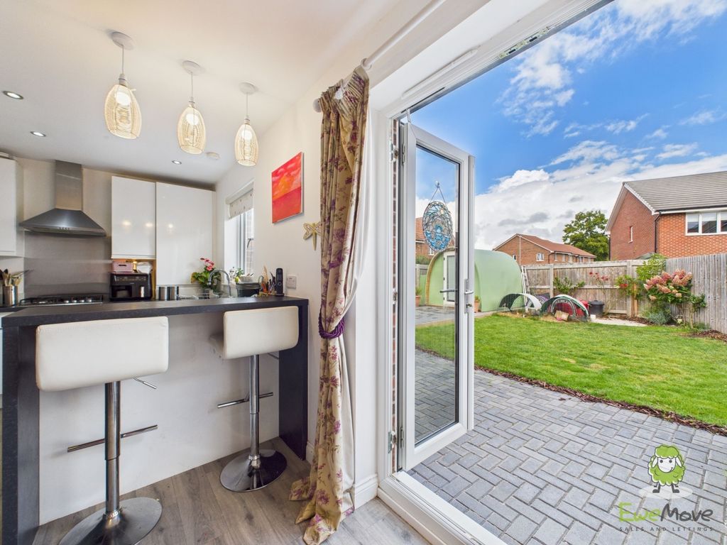 Property photo 3 of 20 Cam02463G0-Pr0080-Still022