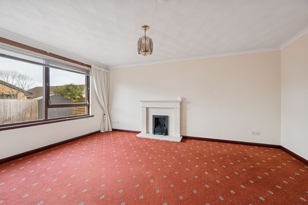 Property photo 3 of 24 Lounge