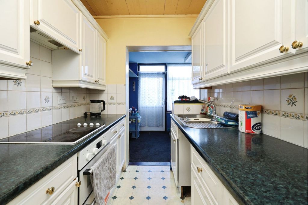 Property photo 3 of 18 Kitchen