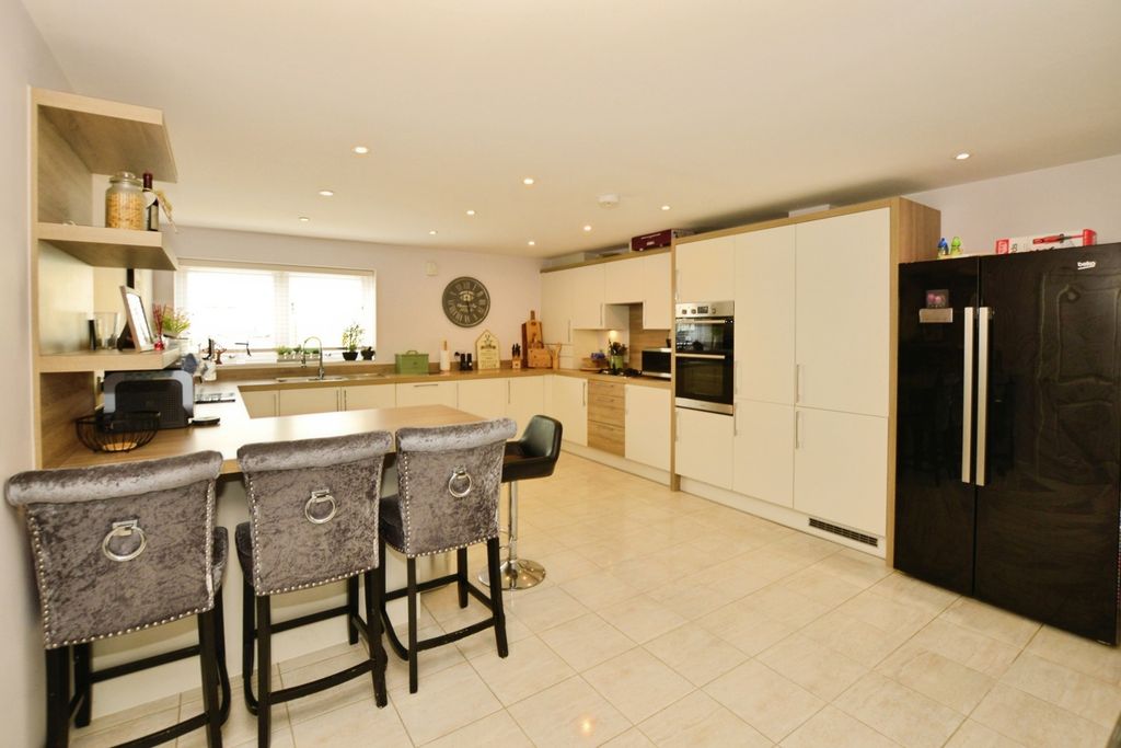 Property photo 3 of 17 Kitchen