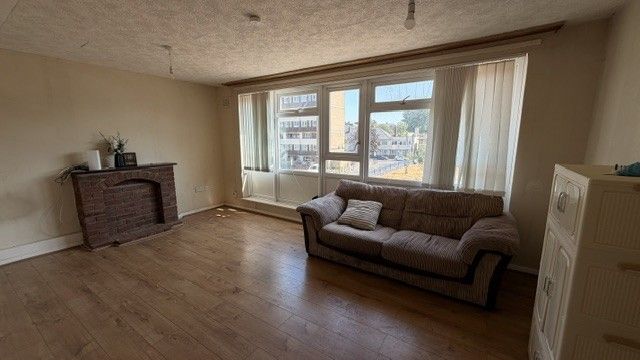 Property photo 1 of 7 3 Bed Flat To Rent Trellis Square, London E3