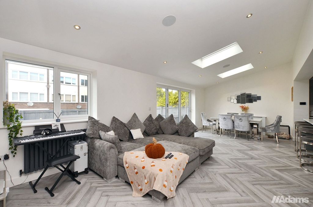 Property photo 2 of 25